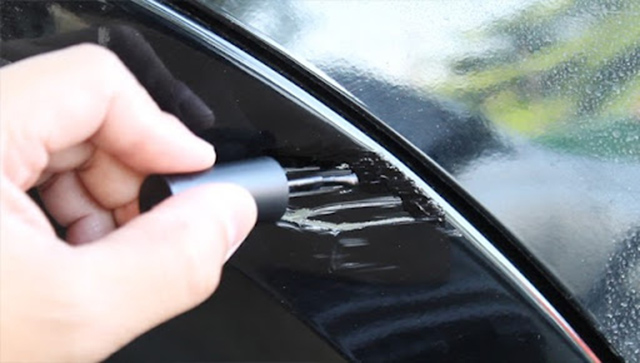 sử dụng sơn móng tay để xóa vết xước trên kính xe ô tô 